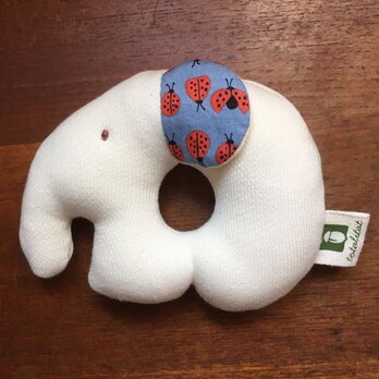 Totalitat 日本製 オーガニックコットンプリントラトル-ぞう てんとう虫 がらがら おしゃぶり ベビー 赤ちゃん 乳児の画像