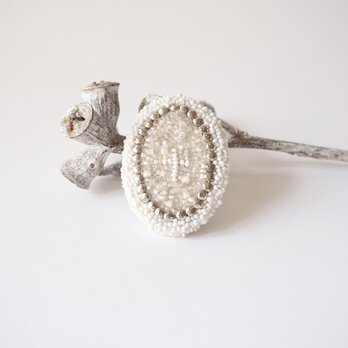 SALE「cross/oval,white」broochの画像