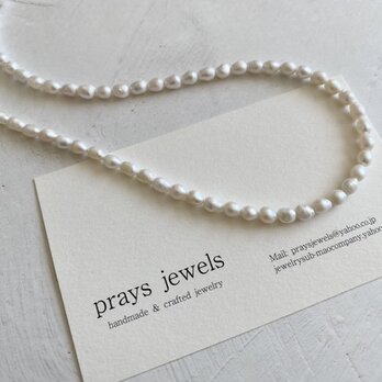 Pearls Necklaces:普段使いの淡水バロックパールネックレス　ホワイトパール不揃いオーバルバロック長さ45～50ｃｍの画像