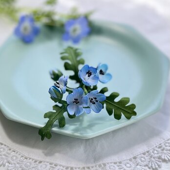 布花　ブルーの小花が可愛いネモフィラのコサージュ。の画像