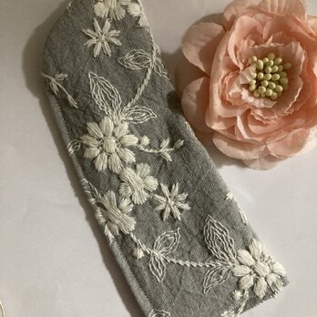ハンドメイドリネンブルー花とリーフ刺繍メガネケース金沢エンブロイダリースリムタイプの画像
