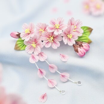繊細な花びらの手染め羽二重　桜の髪飾り /つまみ細工 卒業式　和 着物　春　成人式　花見　和小物　浴衣の画像