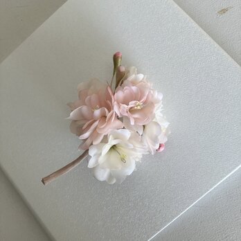 八重桜の布花コサージュ ピンクxホワイトの画像