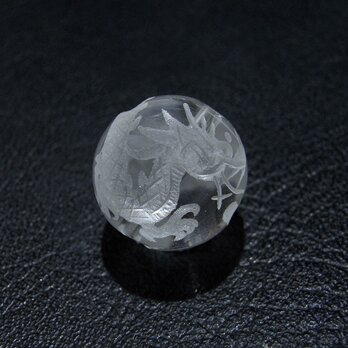 [beads183] 手彫りビーズ・水晶（龍）14mm 1個の画像