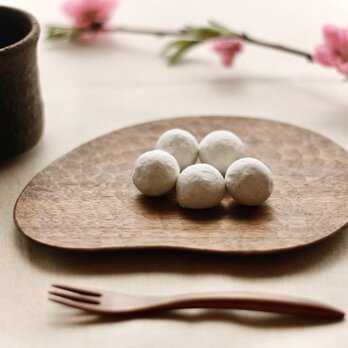 花びらの木皿(ウォールナット)の画像