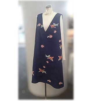 340　鳥模様の紬着物リメイク　ジャンパースカート　Aラインシルエット　世界に1着のみ　　紺色　ゆったりサイズの画像