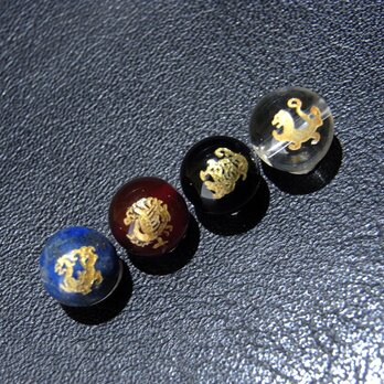 [beads242] 彫りビーズ・風水四神（ラピスラズリ・カーネリアン・オニキス・水晶）8mm 4個セットの画像