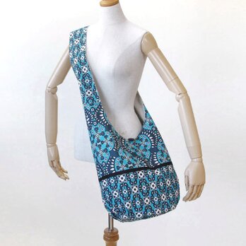 アフリカ布のショルダーバッグ（チューリップ）カンガ 大きめ 斜めがけ たすき掛け ヨガ ピラティス