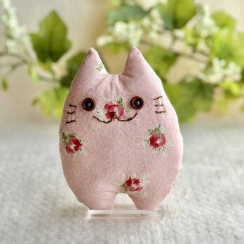 桜ピンクの花柄の子猫のぬいぐるみ「ふにゃ〜た」の画像