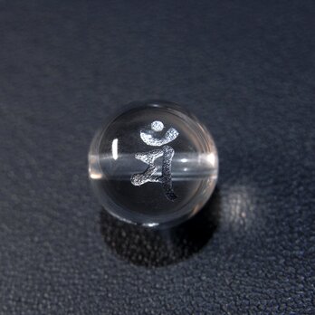 [beads377] 手彫り梵字ビーズ・水晶（マン）10mm 2個の画像
