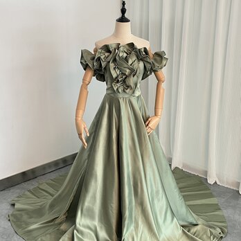 上品！カラードレス グリーン 胸元フリル オフショルダー 光沢サテン トレーン 花嫁の画像