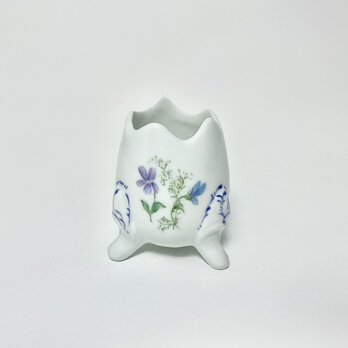 白磁のスミレのエッグ型小物入れ