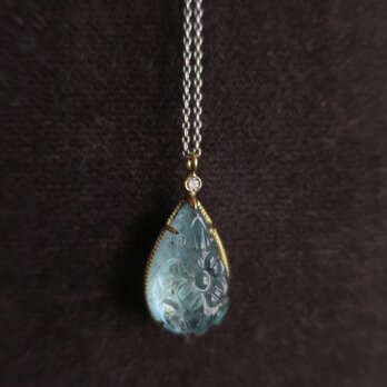 Ｋ18YG・Pt　Aquamarine Carving　Pendant Necklaceの画像