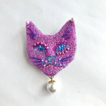 "Pinky CAT " 刺繍猫ブローチの画像