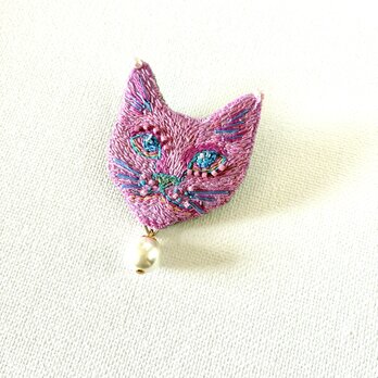 "Pinky oriental CAT " オリエンタルな雰囲気を持つ猫ちゃん 刺繍猫ブローチ