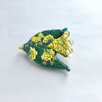 "mimoza " flower bird 刺繍鳥ブローチ　黄色いお花を纏う鳥ブローチ(ミモザ カラー)の画像