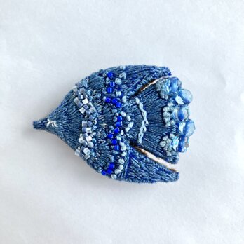 "aoi" 草木染め糸をまとう刺繍鳥ブローチ　鳥モチーフ　青い鳥　japanblue colorの画像