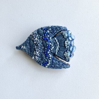 "aoi" 草木染め糸をまとう刺繍鳥ブローチ　鳥モチーフ　青い鳥　japanblue colorの画像