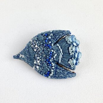⭐︎5月31日まで送料無料　　"aoi" 草木染め糸をまとう刺繍鳥ブローチ　鳥モチーフ　青い鳥　japanblue colorの画像