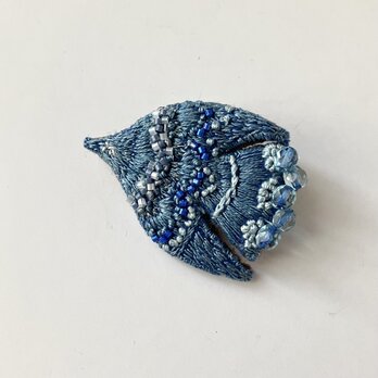 "aoi" 草木染め糸をまとう刺繍鳥ブローチ　鳥モチーフ　青い鳥　japanblue colorの画像
