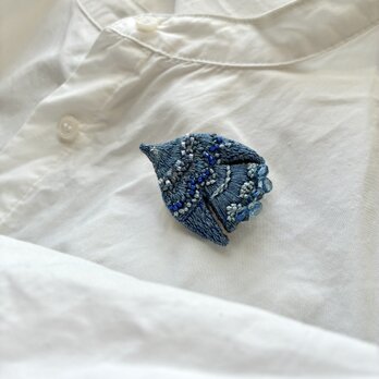 "aoi" 草木染め糸をまとう刺繍鳥ブローチ　鳥モチーフ　青い鳥　japanblue colorの画像
