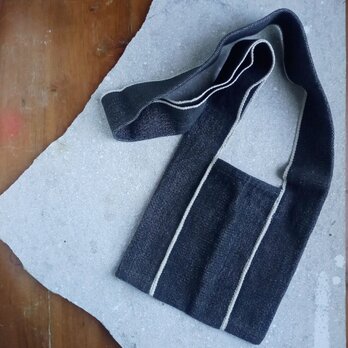 草木染めコットンの手織りショルダーバッグ /カレン族/ 黒×白線 /手縫い 白黒 モノトーンの画像