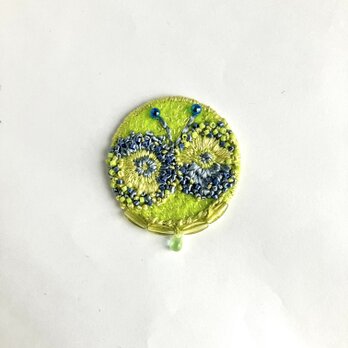 "てふてふ" chartreuse green & くすみBlue 刺繍丸型ブローチ　円の中の蝶の刺繍ブローチの画像