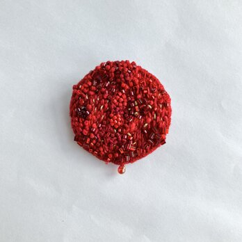 One color brooch "Mars" 赤い赤い刺繍丸型ブローチの画像