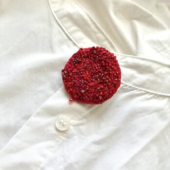 One color brooch "Mars" 赤い赤い刺繍丸型ブローチの画像