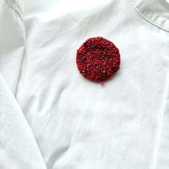 One color brooch "Mars" 赤い赤い刺繍丸型ブローチの画像