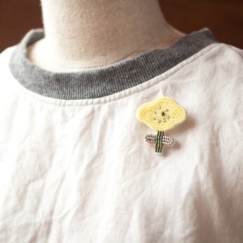 Little Flower＊ビーズ刺繍ブローチ（lemon＆silver）│レモンイエローとシルバーの小さなお花│ポピーの画像