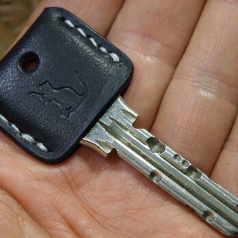 猫刻印のキーカバー　プエブロブラック×白