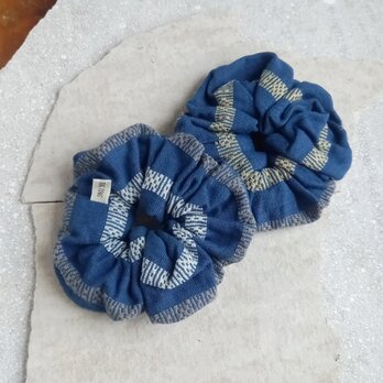 草木染めコットンの手織りシュシュ 1個 / 藍 / ヘアゴムの取り替え口付き / カレン族の伝統民芸品の画像