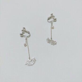 銀製イヤリング 菊(淡水真珠) (紙箱入)の画像