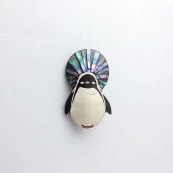 後光差すアデリーペンギン 漆ブローチの画像