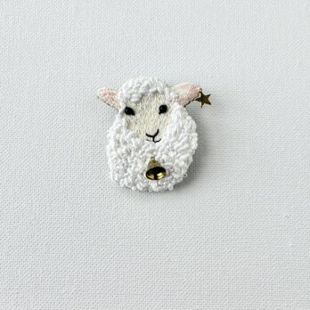 "もこもこ羊の刺繍ブローチ"