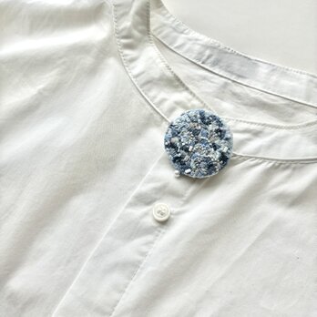 blue more blue 刺繍丸型ブローチの画像