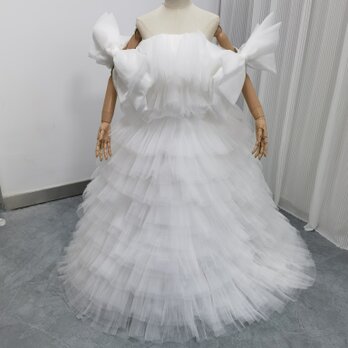 ウェディングドレス オフホワイト ベアトップ 姫袖 リボン 柔らかく重ねたチュールスカート プリンセスラインの画像