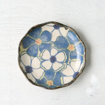 水彩画調の花紋菊形皿（青）の画像