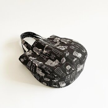 デザイナーズチェア柄*ラウンド型バッグ ブラック コットンリネン 外ポケット A4