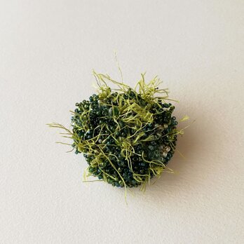 ビーズ刺繍のブローチ　moss&dew （L）の画像