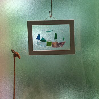 木のあるガラス絵風景の画像