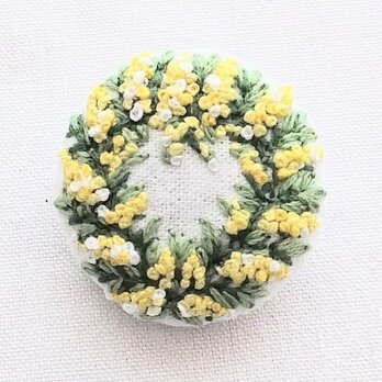 ミモザの花リース　刺繍ブローチの画像