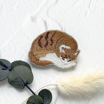 お昼寝猫の刺繍ブローチ(茶トラ白)【受注制作】の画像