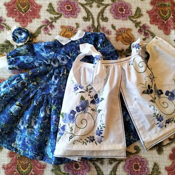 ドール背丈６５～６８ｃｍ用　ブルーのバラ柄ドレスと刺繍エプロンセットの画像