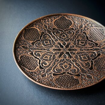ペルシャの銅皿　飾り皿　壁飾り（ガラムザニー）Φ25ｃｍ【GHALAM ZANI -017】の画像