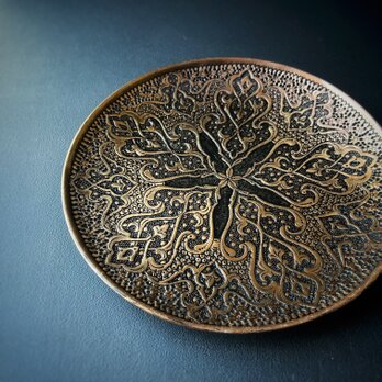 ペルシャの銅皿　飾り皿　壁飾り（ガラムザニー）Φ25ｃｍ【GHALAM ZANI -018】の画像