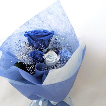 青い薔薇とミニ薔薇とかすみ草のふんわり花束（プリザーブドフラワー）の画像