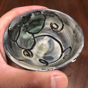 無彩色のグラデーションの中の抽象模様が個性的な酒器。容量約70ml陶器製ぐい呑みの画像