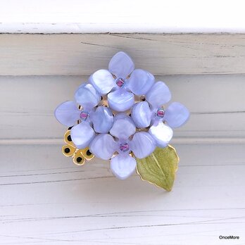 紫陽花と蝶の帯留め（ブルー系）の画像